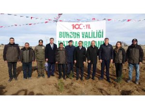 Burdur’da Valilik 100’üncü Yıl Hatıra Ormanı’nda bin fidan toprakla buluştu