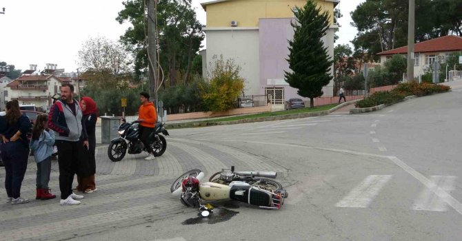 Otomobilin çarptığı motosiklet sürücüsü ölümden döndü