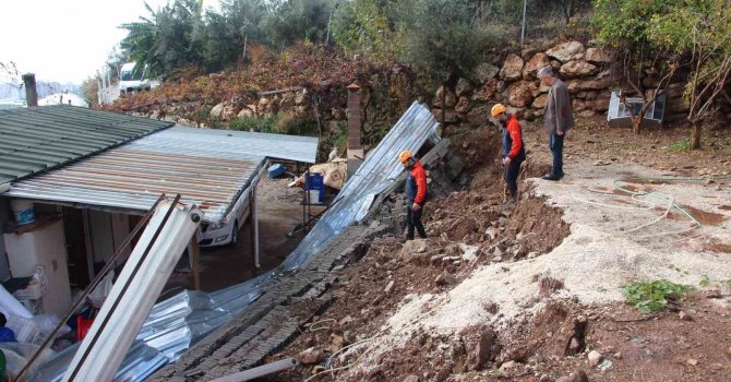 Antalya’da istinat duvarı çöktü, iki ev zarar gördü