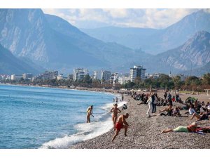 Termometrelerin 19 dereceyi gösterdiği Antalya’da Aralık ayında deniz keyfi