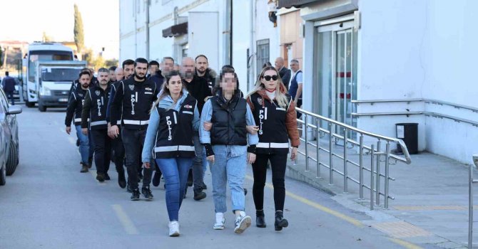 Adana’da belediyeye yapılan rüşvet operasyonun yakalananlar sağlık kontrolünden geçirildi