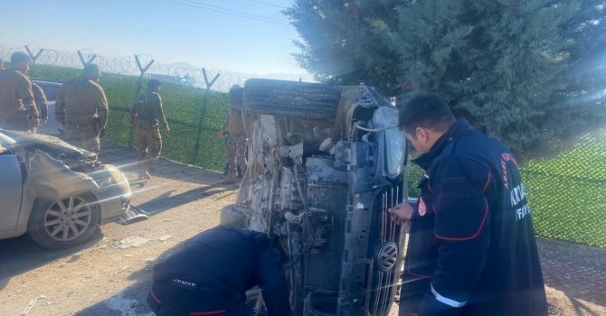 Hatay’da iki otomobil çarpıştı: 2 yaralı