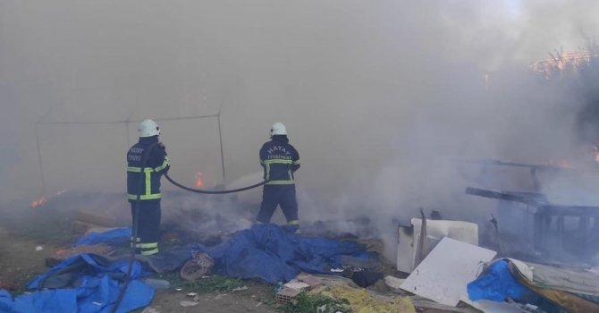 Hatay’da 2 çadır yanarak kül oldu