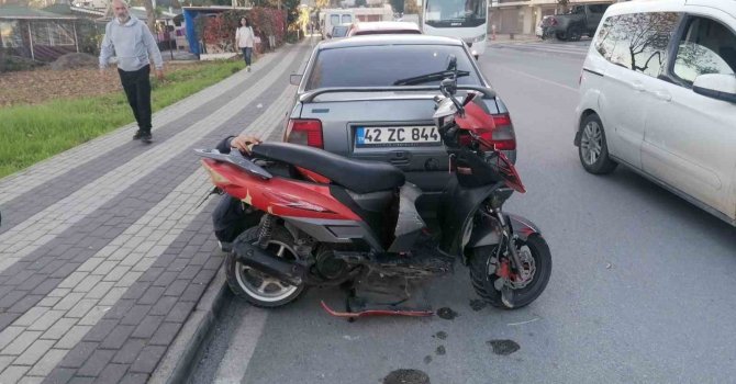 Motosiklet ile otomobil kavşakta çarpıştı, otomobil sürücüsü 2,44 promil alkollü çıktı