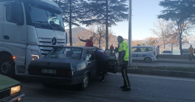 Tır otomobile çarptı, şans eseri yaralanan olmadı