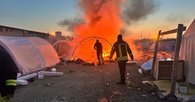 Hatay’da çadır alevlere teslim oldu