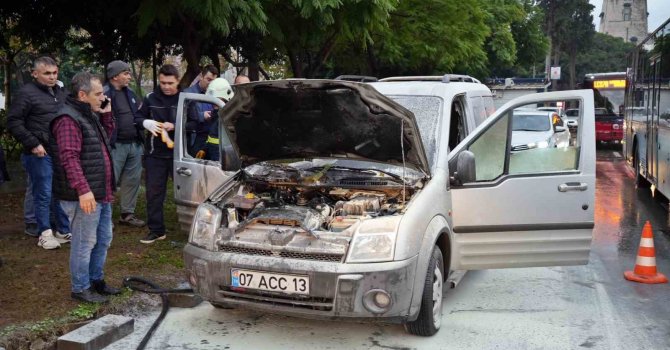 İşe giden su tesisatçısının aracı seyir halindeyken yandı