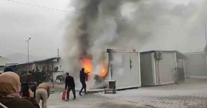 Konteynerde çıkan yangın, çevreye sıçramadan söndürüldü