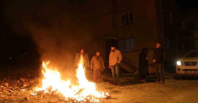 Deprem korkusuyla kendini sokağa atan vatandaşlar ateş yakarak ısındı