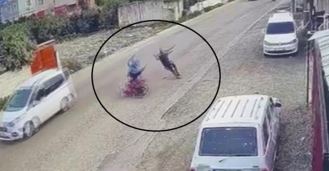 Çarpışmanın etkisiyle motosiklet sürücüsü ve yaya havaya uçtu