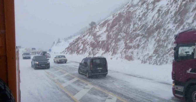 Antalya-Konya karayolunda kar kalınlığı 25 santime ulaştı