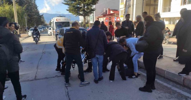 Burdur’da seyir halindeki otomobil önce yola fırlayan çocuğa, sonra arkasından gelen otomobile çarptı