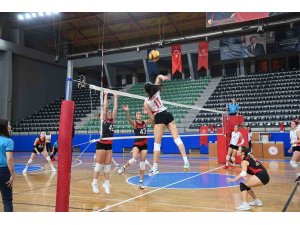 Manavgat Belediyespor Kadın Voleybol Takımı dolu dizgin