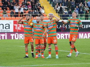 Trendyol Süper Lig: Corendon Alanyaspor: 2 - Samsunspor: 0 (İlk yarı)