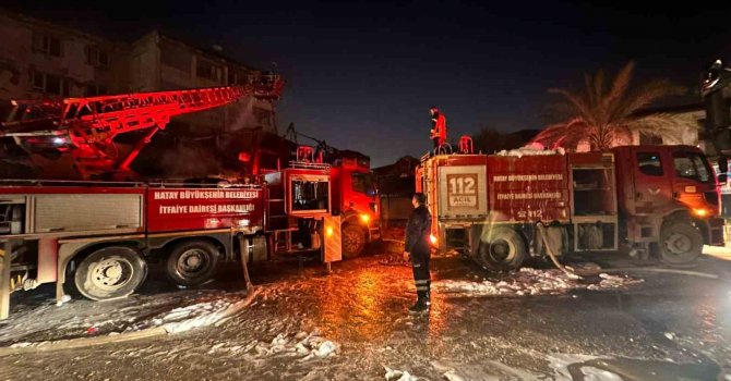 Tarihi Uzun Çarşı’da korkutan yangın