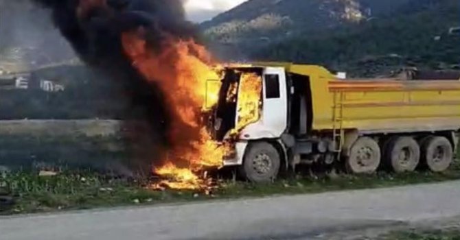 Osmaniye’de seyir halindeki hafriyat kamyonu yandı