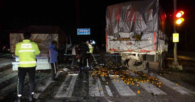 Kırmızı ışıkta duran mandalina yüklü kamyona tır çarptı, kara yolu mandalina bahçesine dündü