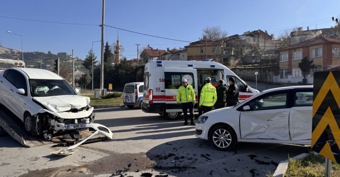 Burdur’da iki otomobil çarpıştı: 3 kişi yaralandı