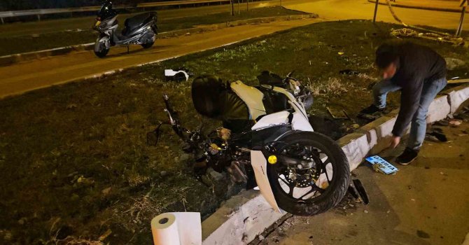 Kontrolden çıkan motosiklet refüje çarptı: 1 ağır yaralı