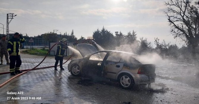 Antakya Karlısu Mahallesi’nde araç yangını kontrol altına alındı