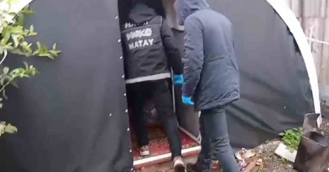 Polis ekipleri kilolarca uyuşturucuyu didik didik arayarak buldu