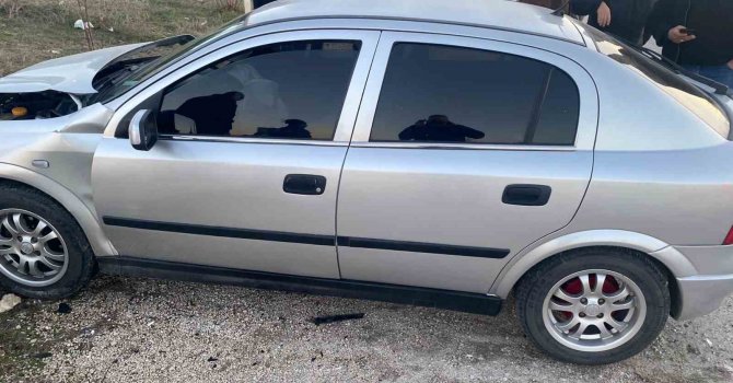 Burdur’da iki otomobil çarpıştı, 3 kişi yaralandı