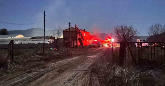 Burdur’da gündüz saatlerinde çıkıp kontrol altına alınan yangın tekrar nüksetti