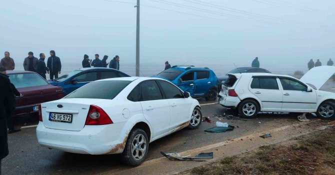 Göksun’da 22 araç kazaya karıştı: 15 yaralı