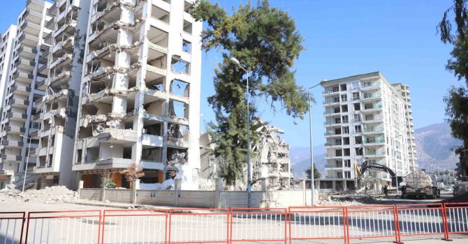 Ağır hasarlı binanın çökme riskinden dolayı yanındaki apartmanlar tahliye edildi