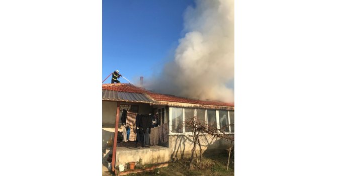 Burdur’da yangın çıkan ev kullanılamaz hale geldi