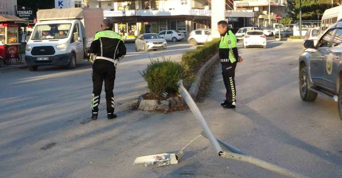 Sürücü hapşırınca kontrolden çıkan midibüs elektrik direğine çarptı