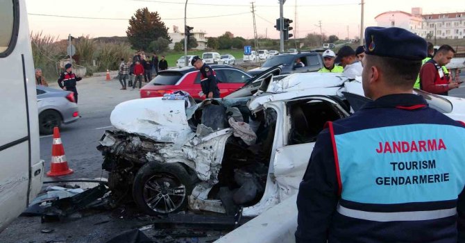 Antalya’da otel servisi ile otomobil çarpıştı: 2 ölü, 14 yaralı