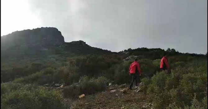 Burdur’da mantar toplarken uçurumdan düşen vatandaşı ekipler kurtardı