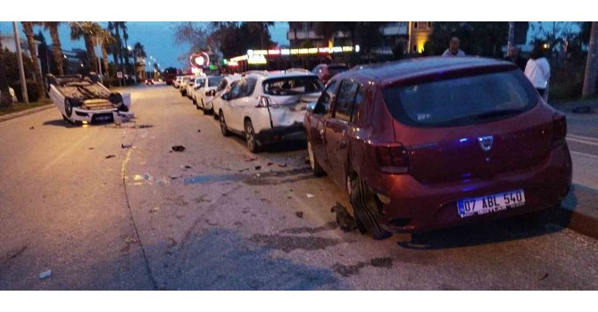 Park halindeki araçlara çarptıktan sonra takla atan otomobilden çıkan sürücü kaçtı