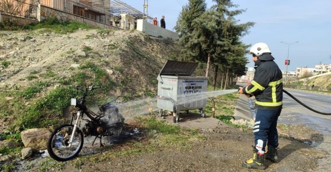 Hatay’da motosiklet yandı