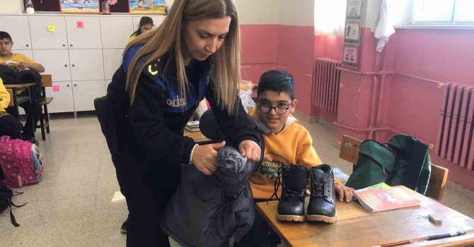 Adana’da polis ilkokul öğrencilerine mont ve bot dağıttı