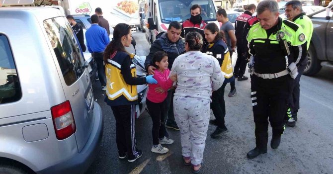 Motosikletten düşen 8 yaşındaki kız, feryat ederek gelen annesini teselli etti