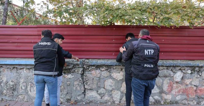 Adana’da narkotik polisinden okul önünde uygulama