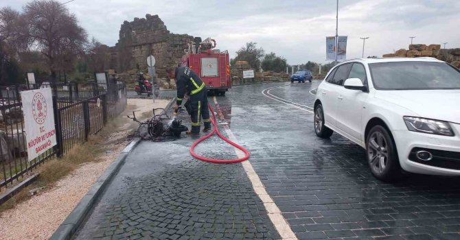 Devrilen motosiklet yandı, sürücü kazada yaralandı