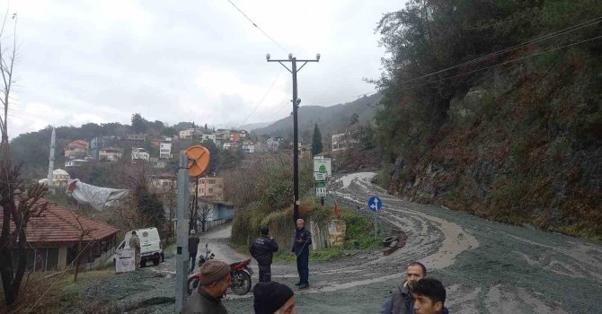 Şiddetli yağış sonrası toprak kayması: Kullanılmayan iki yayla evi zarar gördü