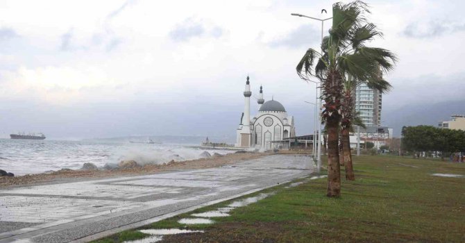 Hatay’da lodos ve sağanak yağış hayatı olumsuz etkiledi