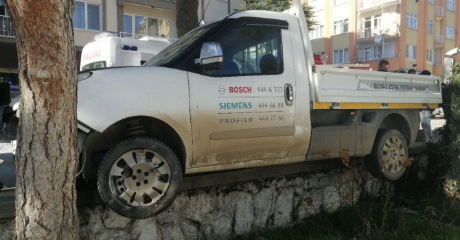 Sokaktan kontrolsüz çıkıp kamyonete çarptı, ortalık savaş alanına döndü: 1 yaralı