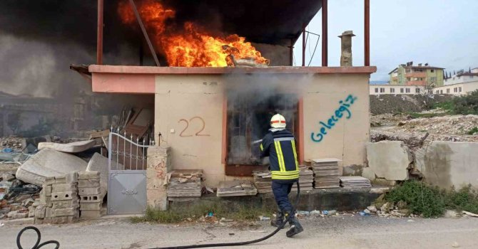 Hatay’da bir evde çıkan yangın maddi hasara neden oldu