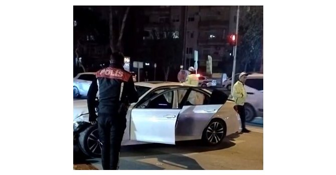 Mersin’de silahlı saldırıya uğrayan sürücü aracıyla refüje çarptı