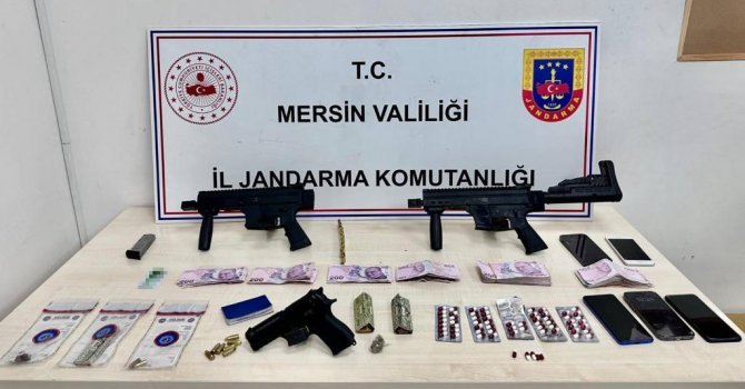 Mersin’de makinalı silahlarla yakalanan 2 şüpheli tutuklandı