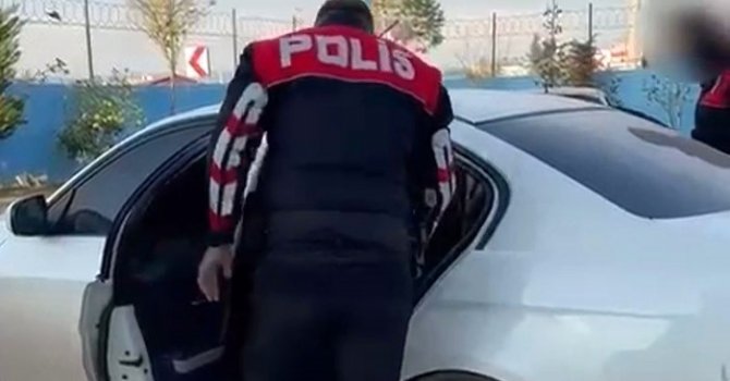 Osmaniye’de durdurulan otomobilde ruhsatsız tabanca ele geçirildi