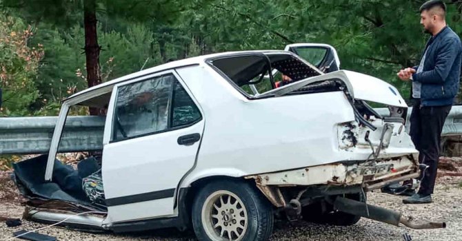 Tırla çarpışan Tofaş ortadan ikiye ayrıldı: 1’i ağır 2 yaralı