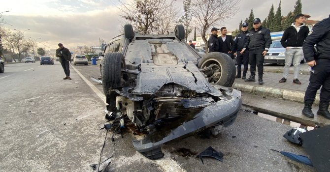 Yayaya çarpmamak için manevra yapan otomobil takla attı: 1 ölü, 2 yaralı