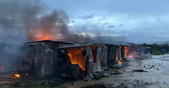 Şantiyede korkutan yangın: İşçilerin kaldığı konteynerler alevlere teslim oldu, o anlar kamerada