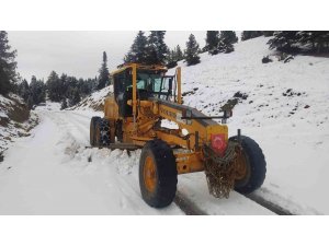 Kahramanmaraş Büyükşehir Belediyesi, Göksun’da kış şartlarıyla mücadelesini sürdürüyor